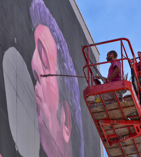 Yoseba MP traballando no mural Yoseba MP traballando no mural