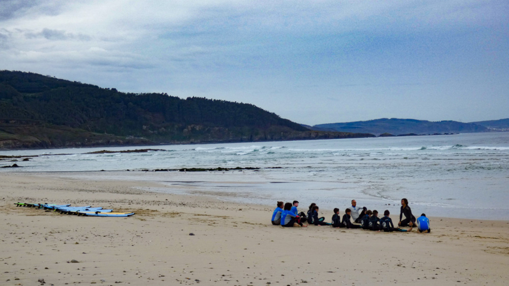 Sesión na praia de Razo | Aprende a través del surfing Sesión na praia de Razo | Aprende a través del surfing