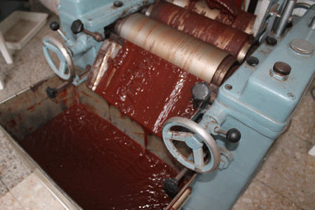 Móese o chocolate e queda esta pasta Despois de moer o chocolate, queda esta pasta