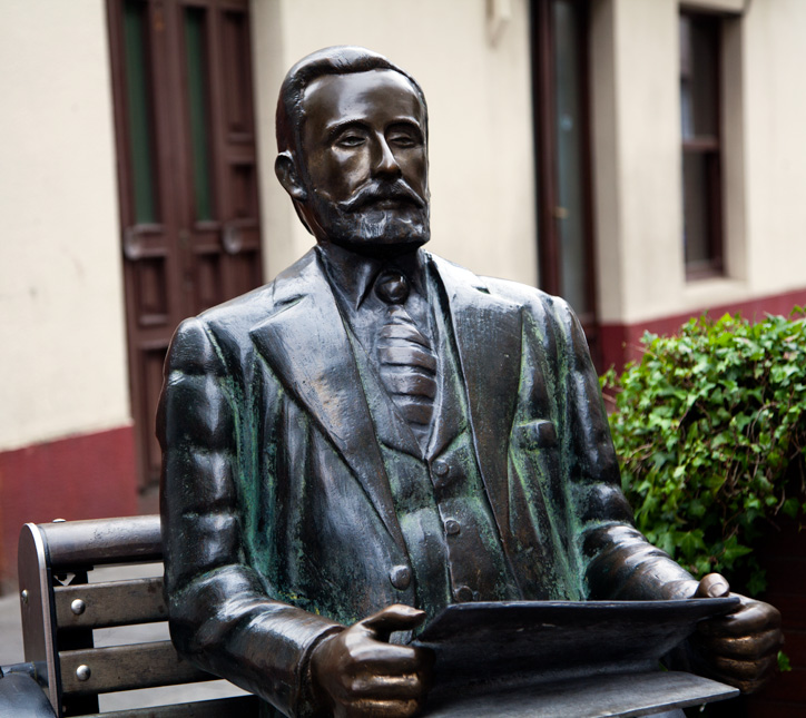 Escultura de Alfredo Braas. Detrs, la casa en la que naci.