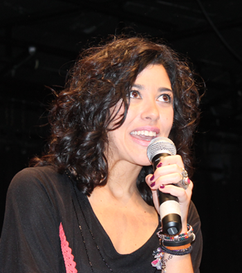 Lucía Pérez cantando en Carballo Lucía Pérez cantando en Carballo