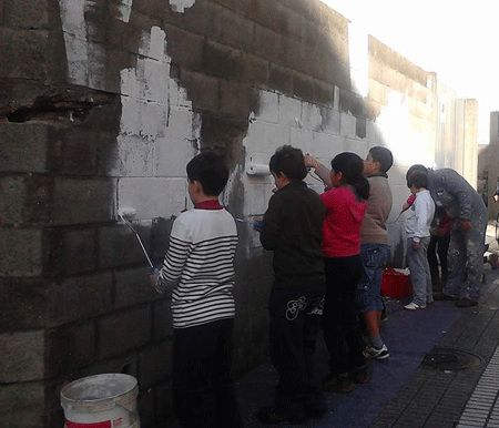 Caleando un dos muros que vai ser transformado en mural Caleando un dos muros que vai ser transformado en mural
