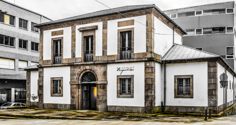 O edificio está situado na rúa Martín Herrera, no centro de Carballo O edificio está situado na rúa Martín Herrera, no centro de Carballo