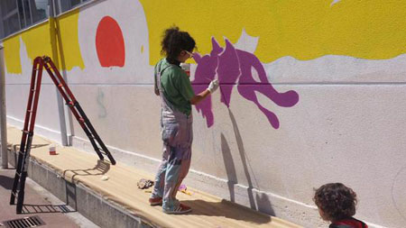 Rachele Cavallo pintando no CEIP Bergantiños Rachele Cavallo pintando no CEIP Bergantiños