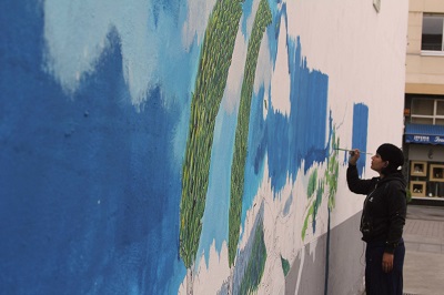 Samia Singh, no mural que está a pintar nunha esquina coa rúa Coruña Samia Singh, no mural que está a pintar nunha esquina coa rúa Coruña