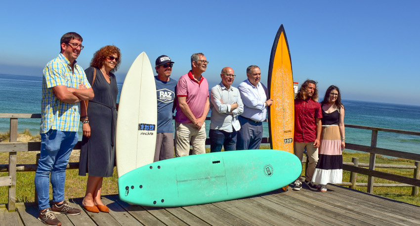 Autoridades e persoas implicadas na candidatura anunciaron a boa nova na praia de Razo Autoridades e persoas implicadas na candidatura anunciaron a boa nova na praia de Razo